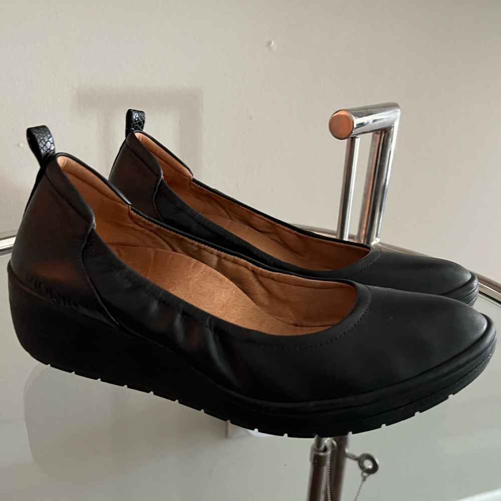 Vionic size 7.5 I wore worth these ones but they were a pinch too small